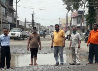 11 जुलाई को अधिकारियों-जनप्रतिनिधियों के नाम से किया जाएगा गड्ढों का नामकरण: बांकी-मोंगरा सड़क जीर्णोद्धार की मांग