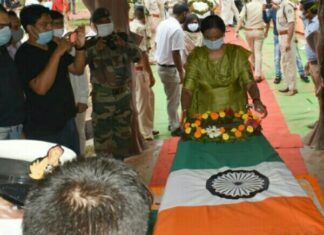 हिमाचल प्रदेश में भूस्खलन की दुर्घटना में मृतक लेफ्टिनेंट अमोघ बापट को जिला प्रशासन की ओर से कलेक्टर रानू साहू ने दी श्रद्धांजलि