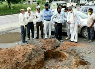 महापौर ने किया नाली निर्माण कार्य का निरीक्षण