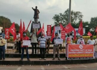 योगी सरकार के द्वारा किसानों की हत्या कराए जाने के खिलाफ वामपंथी पार्टियों ने किया विरोध प्रदर्शन
