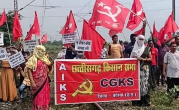 रेल पटरियों पर किसान सभा के धरना से कोयला ढुलाई बाधित, आंदोलनकारी किसानों से पुलिस की झड़प