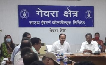 भूविस्थापितों ने त्रिपक्षीय वार्ता में कहा: जब तक समाधान नहीं तब तक नहीं हटेगा पंडाल