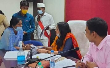 फिर शुरू हुई जन चौपाल: कलेक्टर श्रीमती साहू ने सुनी लोगों की समस्याएं