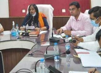 टीसीटीवी रणनीति से कोरोना को पछाड़ने की तैयारी: कलेक्टर ने की समीक्षा