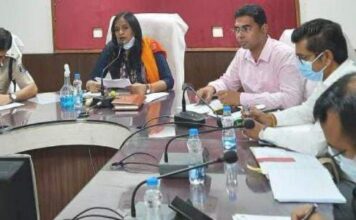 टीसीटीवी रणनीति से कोरोना को पछाड़ने की तैयारी: कलेक्टर ने की समीक्षा