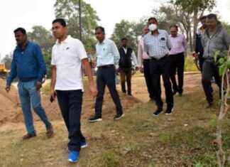 छठ घाटों में साफ-सफाई पेयजल व प्रकाश व्यवस्था के कार्य तत्काल पूर्ण करायें: आयुक्त