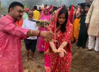 पूर्वांचल के रंग में कोरबा कलेक्टर ने की छठ पूजा