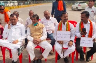भाजपा जिला कमेटी कोरबा ने वेट टैक्स कम करने की मांग को लेकर किया चक्का जाम