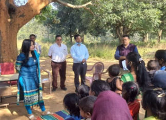 कदमझरिया और छातासरई के पहाड़ी कोरवाओं के बीच पहुंची कलेक्टर रानू साहू