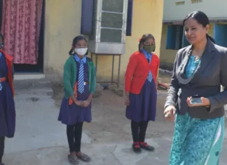 कलेक्टर श्रीमती रानू साहू ने भैसमा के आदिवासी बालक-बालिका आश्रम छात्रावासों का किया निरीक्षण