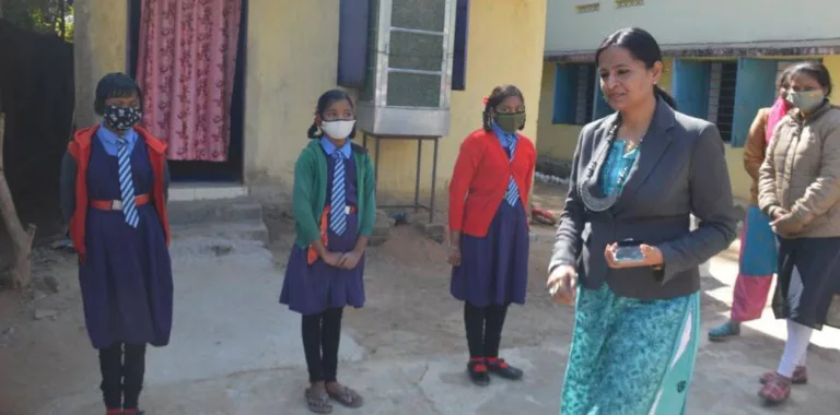 <em>कलेक्टर श्रीमती रानू साहू ने भैसमा के आदिवासी बालक-बालिका आश्रम छात्रावासों का किया निरीक्षण </em>