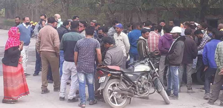एसीबी पावर प्लांट 270 मेगावाट के कर्मचारियों ने घेराव कर किया प्रदर्शन
