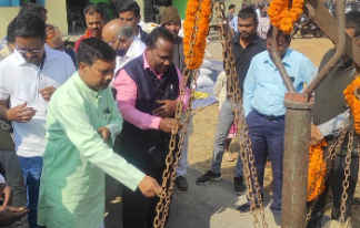 पूजा अर्चना के साथ जिले में शुरू हुई धान की खरीदी: टोकन कटाने वाले किसान धान लेकर पहुंचे सहकारी समितियों में