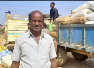 ट्रैक्टर-ट्राली, पिकअप और बाइक पर भी धान लेकर खरीदी केंद्र पहुंचे किसान