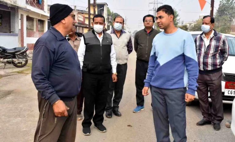 सफाई कार्य में लापरवाही, आयुक्त का कड़ा रूख, दस हजार रूपये का लगाया अर्थदण्ड, दी कड़ी चेतावनी
