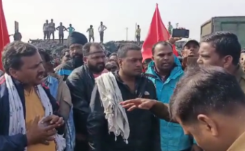 रोजगार की मांग पर विस्थापित किसानों द्वारा खदान बंदी के बाद कई गिरफ्तार