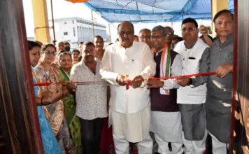 इंदिरा स्टेडियम परिसर में राजस्व एवं आपदा प्रबंधन मंत्री जयसिंह अग्रवाल द्वारा बैडमिंटन कोर्ट का हुआ लोकार्पण