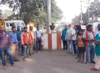 भू-विस्थापितों ने SECL के CMD का फूंका पुतला