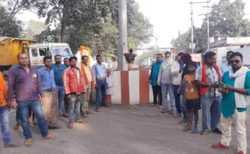 भू-विस्थापितों ने SECL के CMD का फूंका पुतला