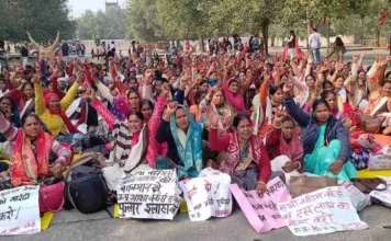 राज्य कर्मचारी का दर्जा मांगा आशा वर्कर्स ने: लखनऊ में किया राज्य स्तरीय धरना-प्रदर्शन