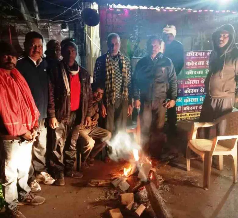 निगम क्षेत्र के चौक-चौराहों व सार्वजनिक स्थानों में जलाये जा रहे अलाव