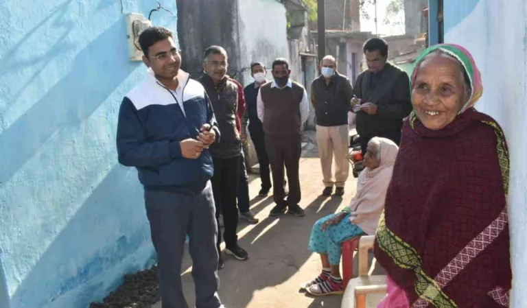 सुबह-शाम पानी आता है या नहीं, नियमित सफाई होती है या नहीं, स्ट्रीट लाईट जलती है या नहीं, पूछा आयुक्त ने