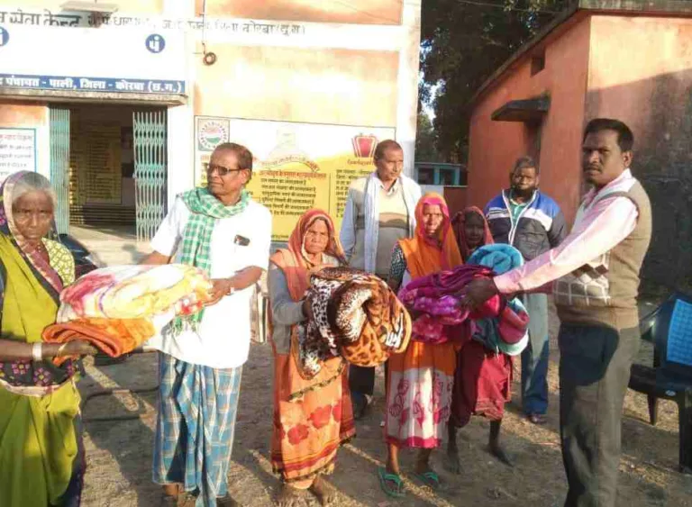 शीत लहर से बचाने गाँव गाँव में अलाव की व्यवस्था, प्रशासन ने कम्बल भी बाँटे