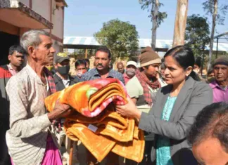 कलेक्टर श्रीमती रानू साहू ने बुजुर्गों को शीत लहर से बचाने बाँटे कंबल