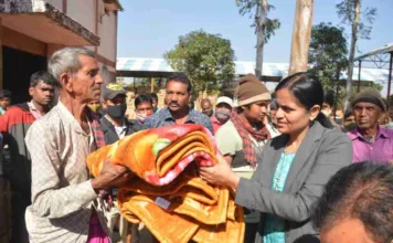 कलेक्टर श्रीमती रानू साहू ने बुजुर्गों को शीत लहर से बचाने बाँटे कंबल