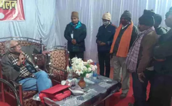 भूविस्थापितों ने माकपा नेता तपन सेन को सौंपा ज्ञापन