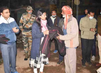 राहगीरों, भिक्षुकों, बेसहारा लोगों का हाल जानने कड़कड़ाती ठंड में रात 10 बजे सड़क पर निकली कलेक्टर व आयुक्त