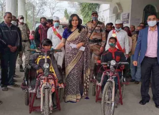 तीन दिव्यांग हितग्राहियों को जन चौपाल में मिली बैट्री चलित ट्राईसाइकिल