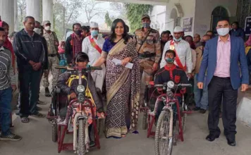 तीन दिव्यांग हितग्राहियों को जन चौपाल में मिली बैट्री चलित ट्राईसाइकिल