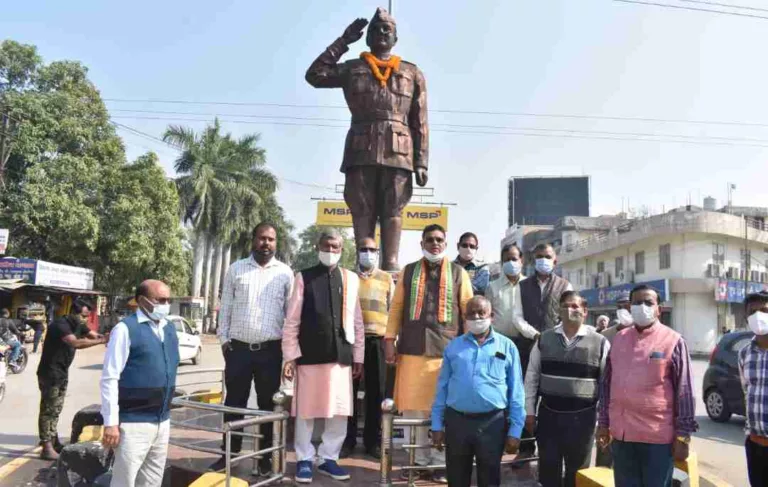 महापौर, सभापति ने नेताजी सुभाष चन्द्र बोस की प्रतिमा पर किया माल्यार्पण