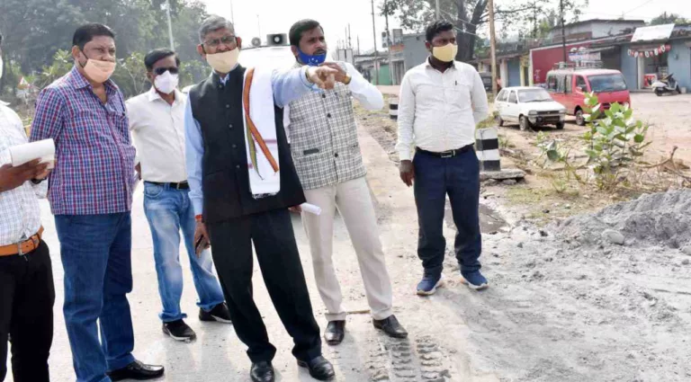 महापौर ने किया वार्ड क्र. 15 एवं 17 का दौरा, नागरिकों से भेंट कर समस्याओं के निराकरण के दिए निर्देश