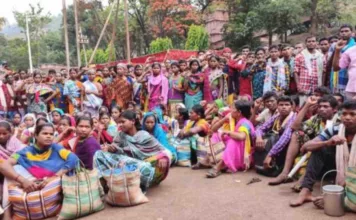 बस्तर: सरकार के खिलाफ आंदोलन के लिए बाध्य क्यों है आदिवासी?