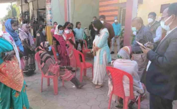 कोविड वेक्सीनेशन महाभियान: टीकाकरण केन्द्रों पर पहुंची कलेक्टर