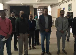शहीदों की याद में अधिकारी-कर्मचारियोें ने रखा दो मिनट का मौन