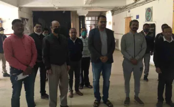 शहीदों की याद में अधिकारी-कर्मचारियोें ने रखा दो मिनट का मौन