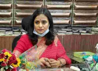 कलेक्टर श्रीमती साहू की समीक्षा बैठक: एक माह में पूरे हों इंग्लिश मीडियम स्कूलों के निर्माण कार्य