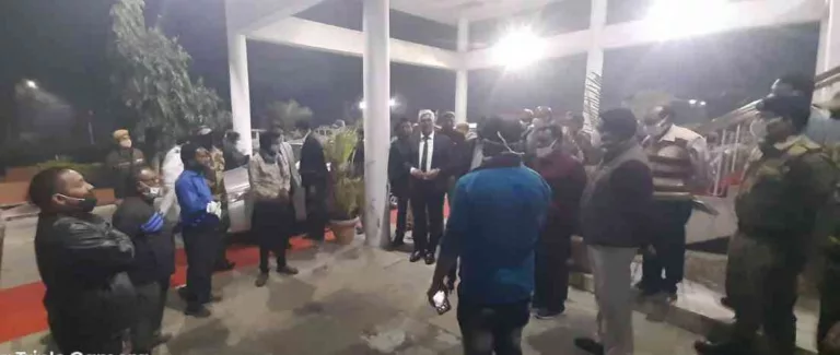 सीएमडी ने भूविस्थापितों को बुलाकर की चर्चा, पर बात नहीं बनी, रोजगार के लिए जारी रहेगा आंदोलन