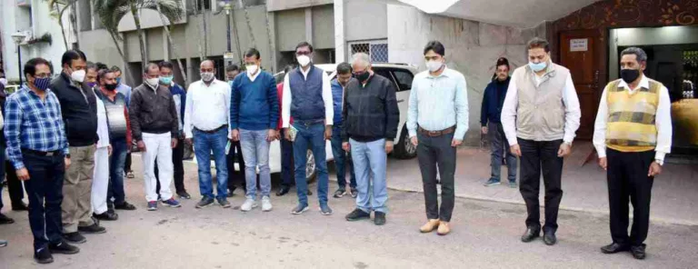 दिवंगत स्व. नवरंगे को निगम कार्यालय में दी गई श्रद्धांजलि