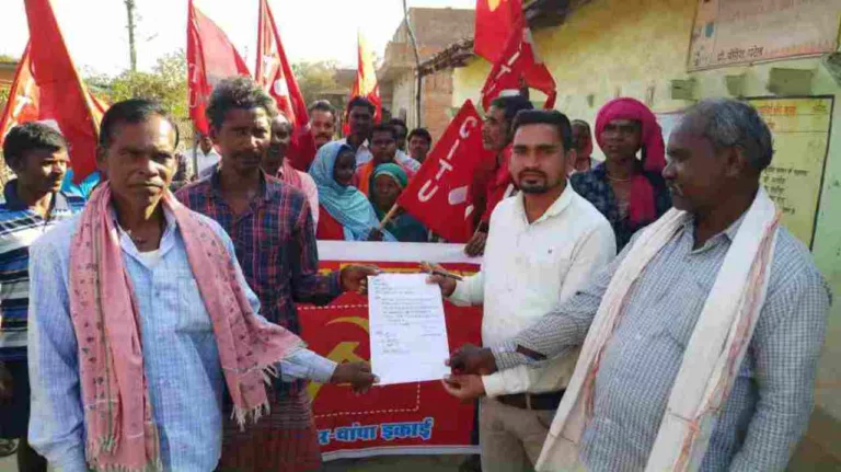 वनाधिकार की मांग: किसान सभा ने सरपंच को सौंपा ज्ञापन