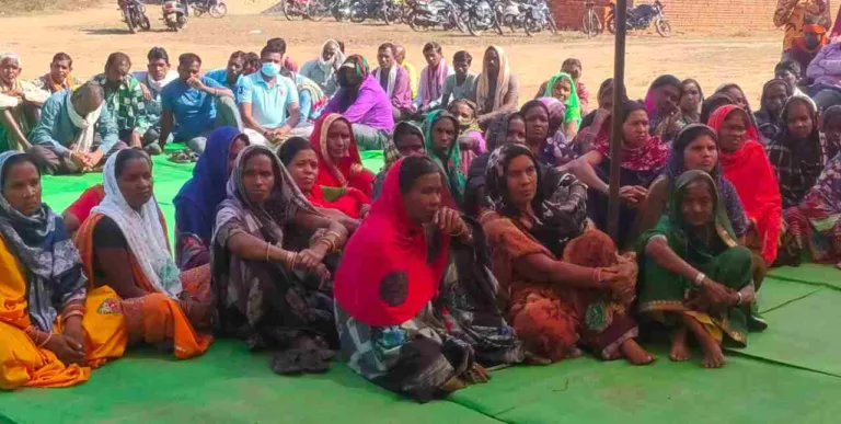 जब तक बसाहट नहीं, तब तक गांव की नापी नहीं होने देंगे: SECL से ग्रामीणों ने कहा