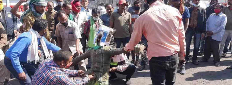 भूविस्थापितों के धरने के 100 दिन पूरे: पुलिस के साथ झड़प के बीच फूंका गया कोयला मंत्री का पुतला