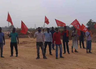 किसान सभा ने रोका रेल कॉरिडोर का काम: बिना मुआवजा दिये की जा रही थी पेड़ों की कटाई