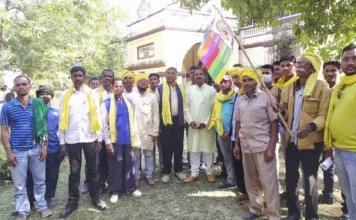 गोंडवाना गणतंत्र पार्टी के संस्थापक दादा हीरा सिंह मरकाम की प्रतिमा को क्षतिग्रस्त करने वाले आरोपियों की तत्काल गिरफ्तारी को लेकर पूरे देश में आंदोलन कर सौंपा गया सामूहिक ज्ञापन