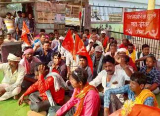 देशव्यापी हड़ताल के समर्थन में मजदूरों ने काम बंद कर निकाली रैली