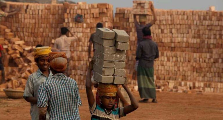 ईंट-भट्ठों के मालिकों के यहां कार्यरत मजदूर: कैसे बन जाते हैं बंधुआ?