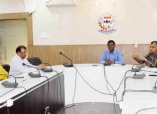 दुकानों प्रतिष्ठानों से उत्सर्जित कचरे को निगम के वाहन में ही देवें